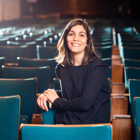 Voyaga yetgan sargish sochli ayol